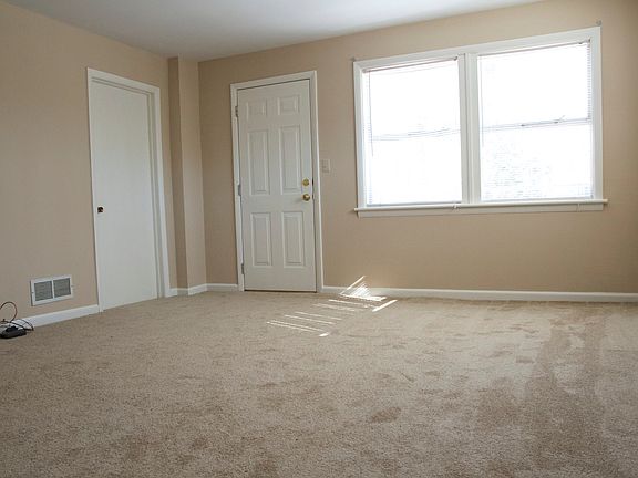 Lg Bdrm with new carpet & walk-in closet