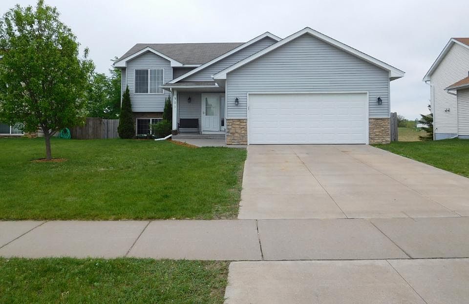 1st image of 901 Isanti Pkwy NW