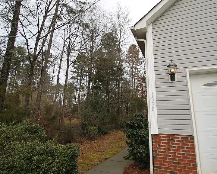 1830 Country Manor Ln — Photo 46
