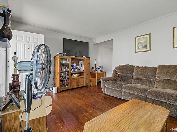 4th image of 27081 Lucerne Dr