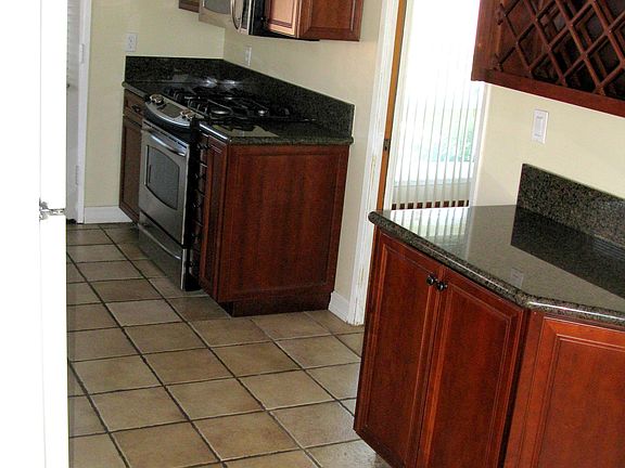 4th image of 12682 Aristocrat Ave