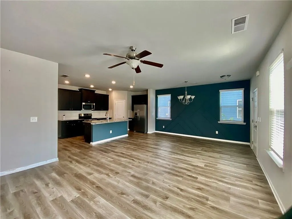 1329 Rosemary Ln — Photo 2