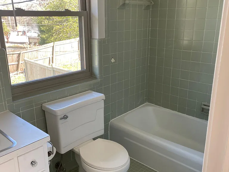 Upstairs full bathroom
