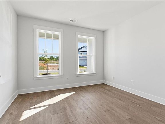 5th image of 446 Amaryllis Ln