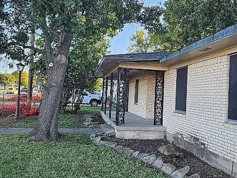 419 N Ballard Ave — Photo 1