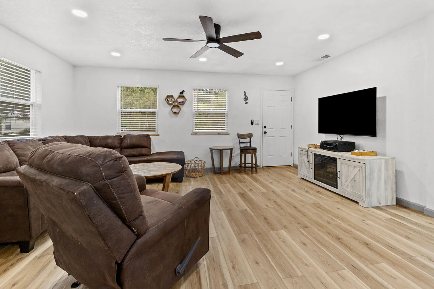 3 bed, 2.0 bath, 1797 sqft, $6,186 — Photo 2