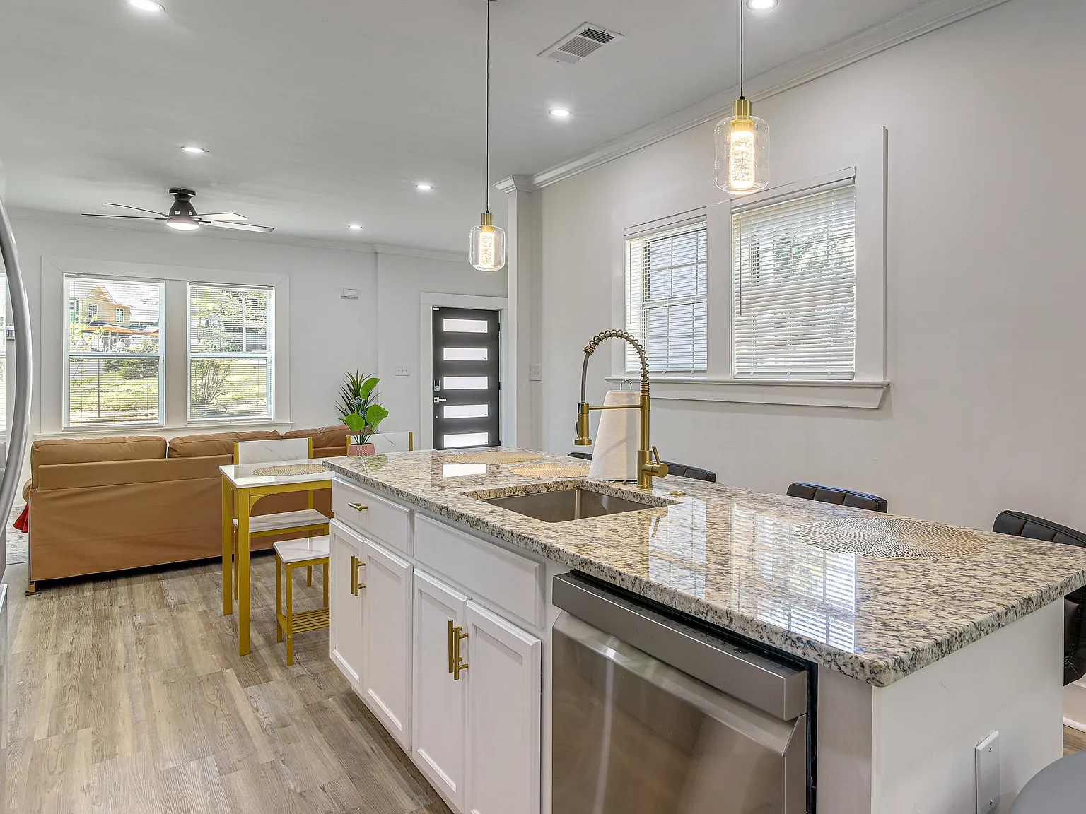 4 bed, 2.5 bath, 1800 sqft, $4,000 — Photo 2