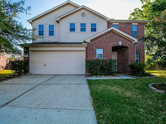 This home is conveniently located with easy access to the Grand Parkway and lots of options for shopping, dinging and entertainment. It is served by highly rated Klein ISD schools and is biking/walking distance to both the elementary and intermediate