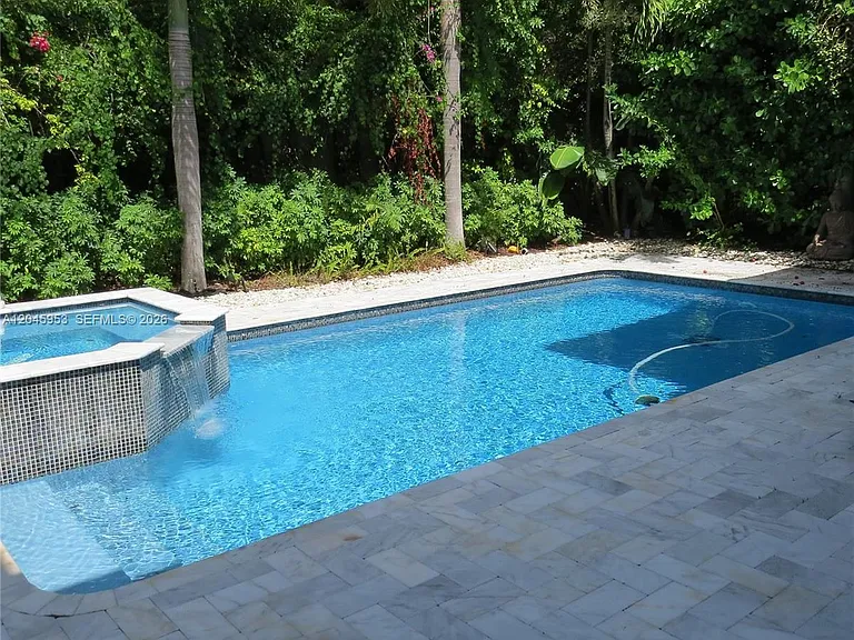 542 N Cypress Dr — Photo 24
