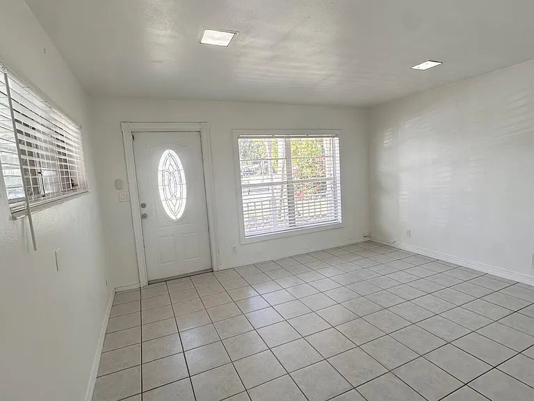 100 NW 52nd St — Photo 5