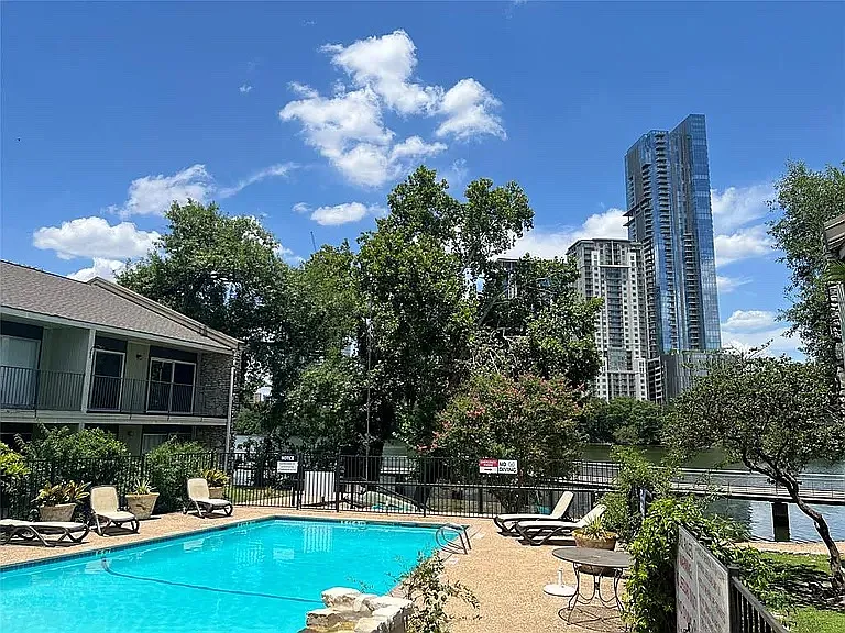 500 E Riverside Dr — Photo 21