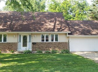 76 Sherbon Ln, Crystal Lake, IL 60014