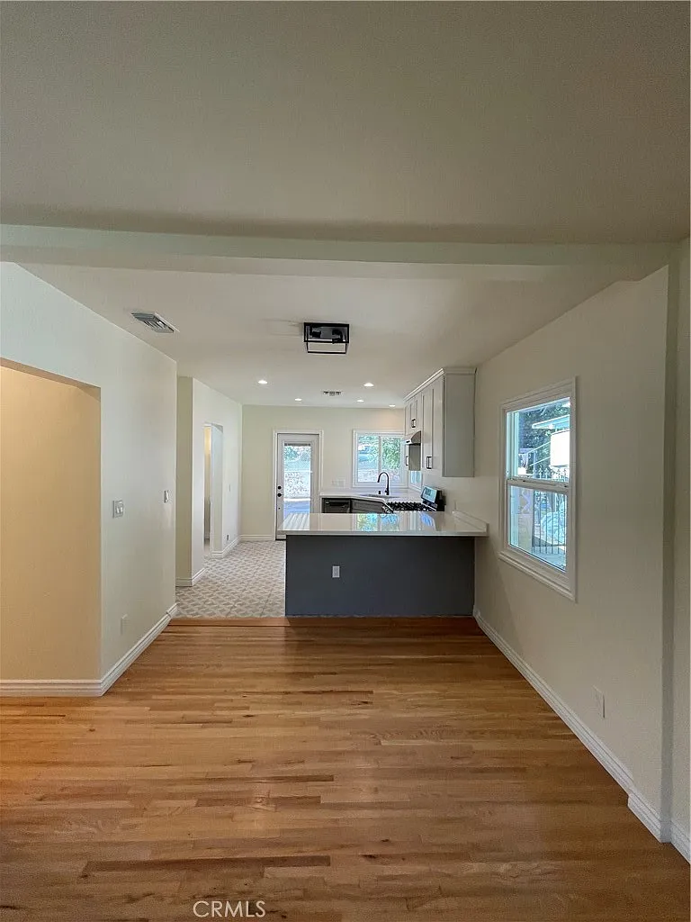 3 bed, 1000 sqft, $3,850 — Photo 3