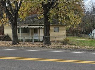 122 Cross Lanes Dr, Nitro, WV 25143