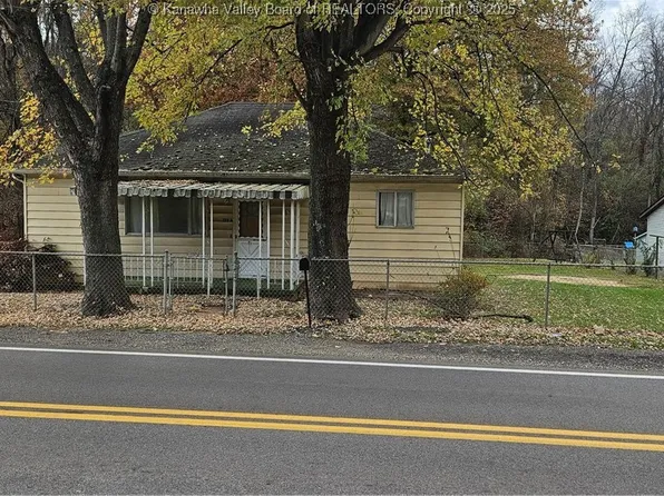 122 Cross Lanes Dr, Nitro, WV 25143