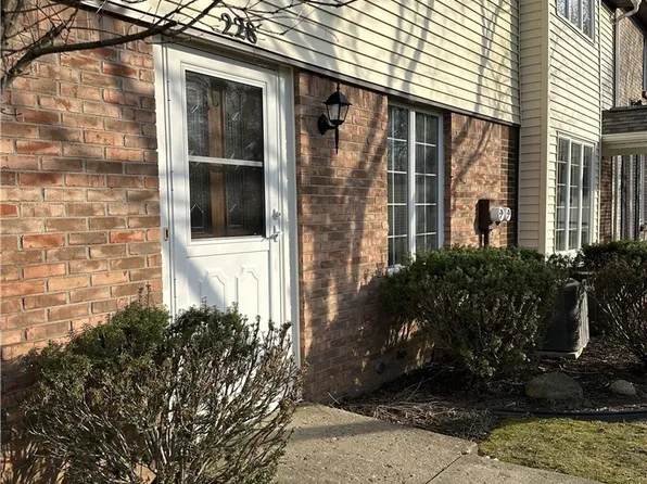 228 Stepping Stone Ln, Orchard Park, NY 14127