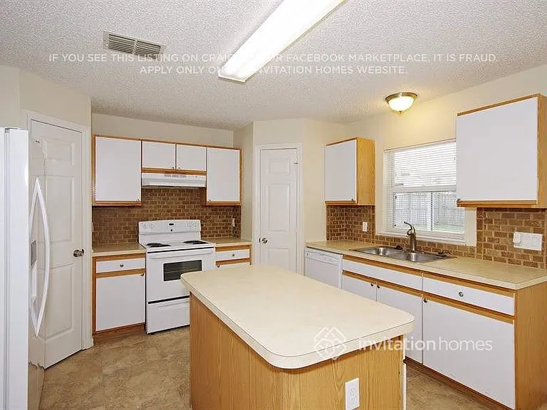 6702 Lorain St — Photo 4