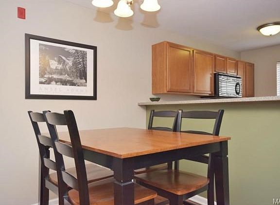 Open floorplan - Dining area and breakfast bar.