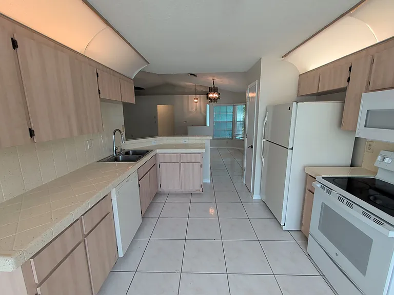 138 W Navarro Pl — Photo 5