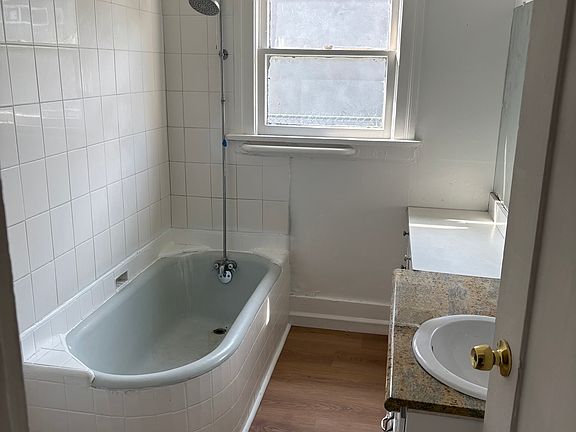 4th image of 601 W 74th St #601