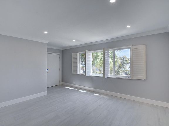 5th image of 505 NE 20th Ave APT 205