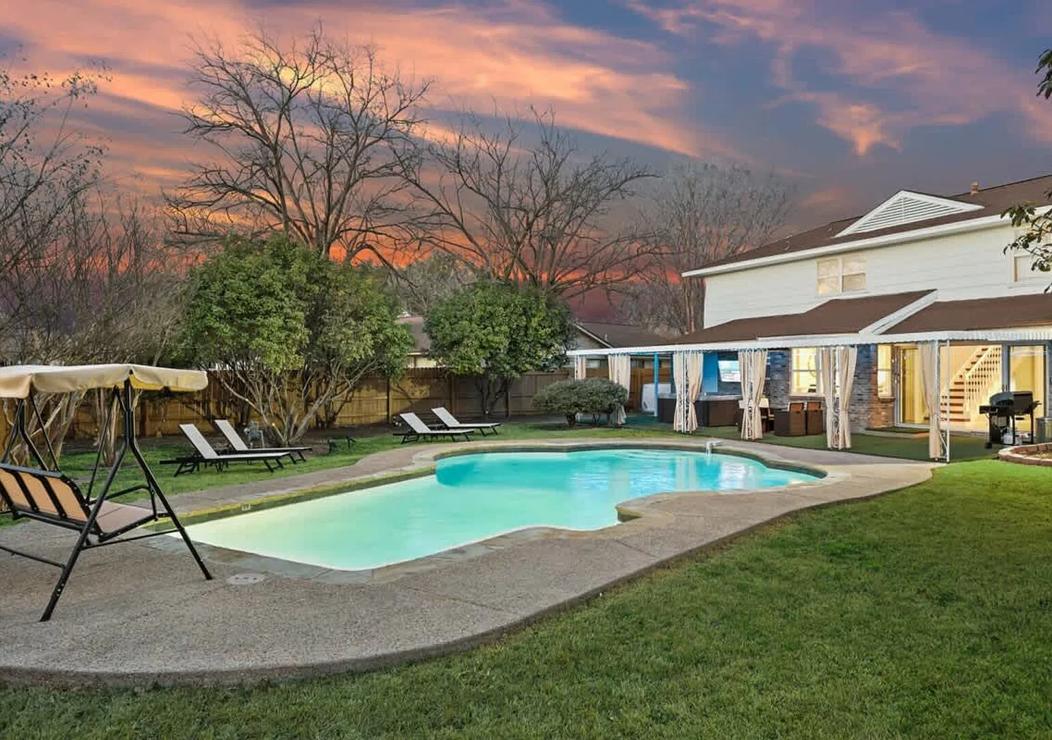 5BR/2.5B Home - Private Pool, BBQ & Cinema — Photo 2