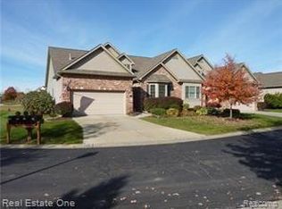 13185 Harbor Landings Dr, Fenton, MI