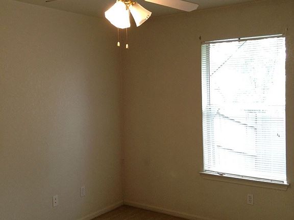 5th image of 929 Pinewood Dr APT B