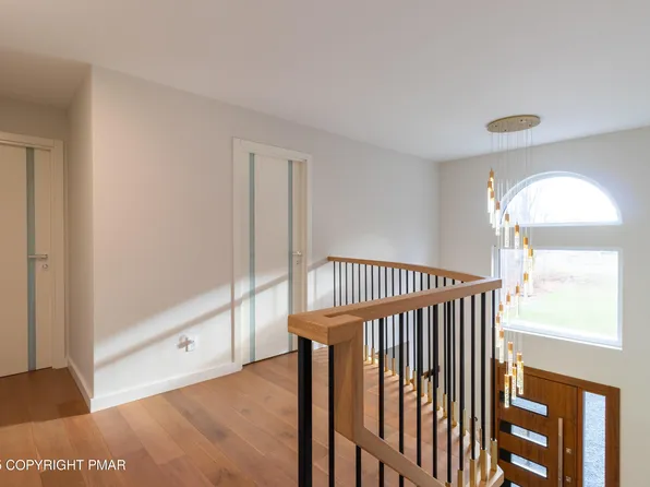 2226 Bedford Ct, Bushkill, PA 18324