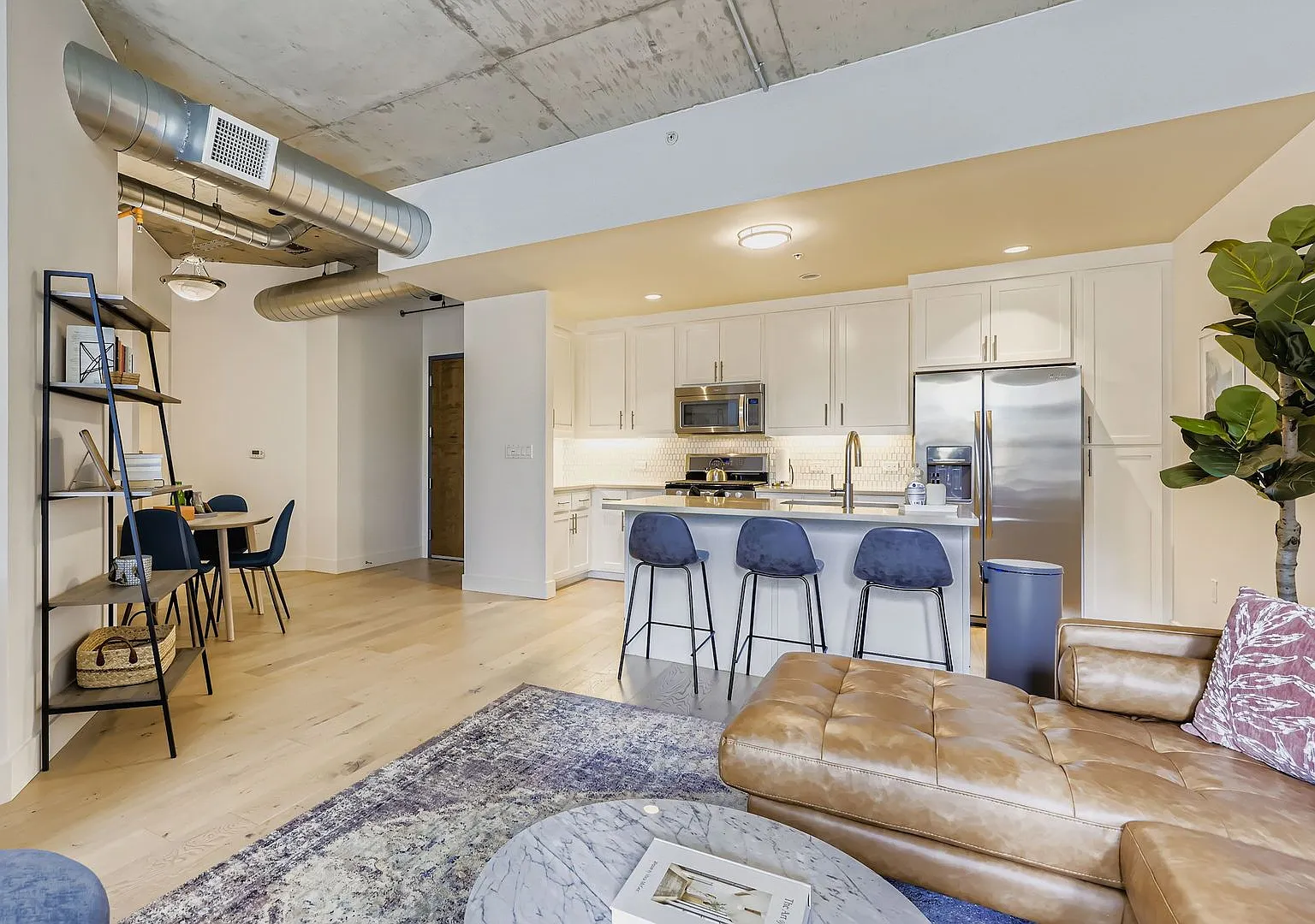 Modern 1 BDR in Peloton - All the Amenities — Photo 1