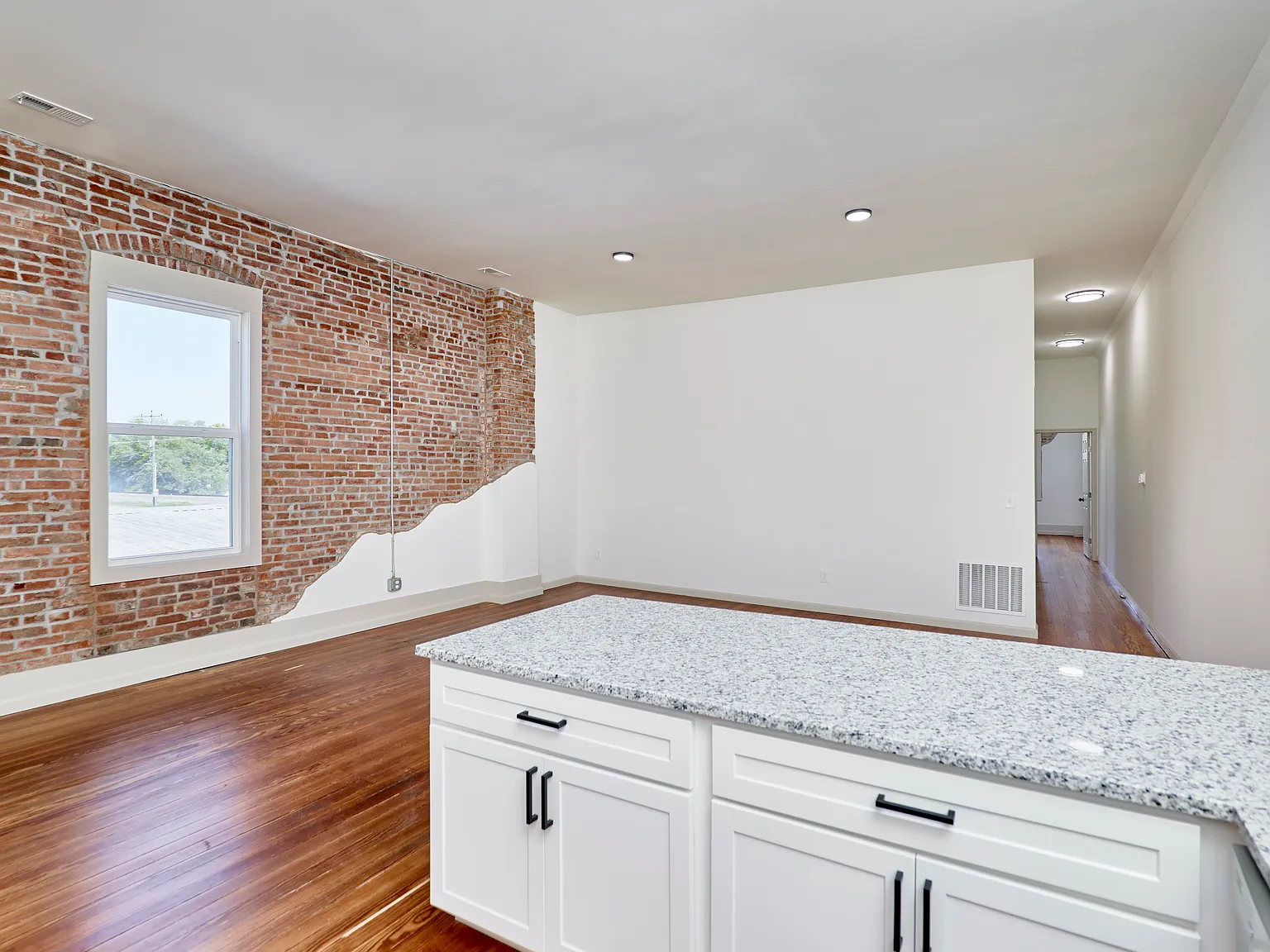 2 bed, 1100 sqft, $1,550 — Photo 3