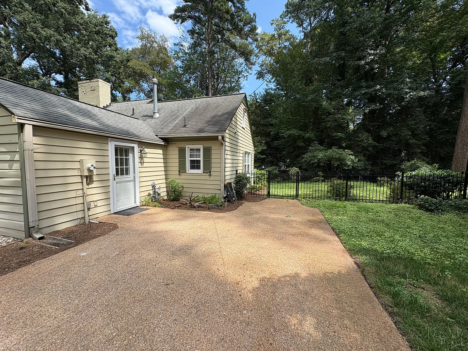 4 bed, 2399 sqft, $2,975 — Photo 2