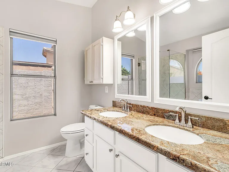 1113 E Betsy Ln — Photo 22