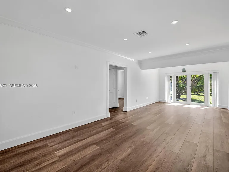 180 Carlisle Dr — Photo 9
