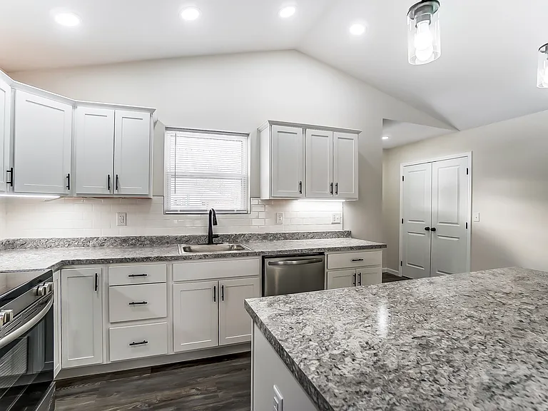 1432 W Elm St — Photo 5
