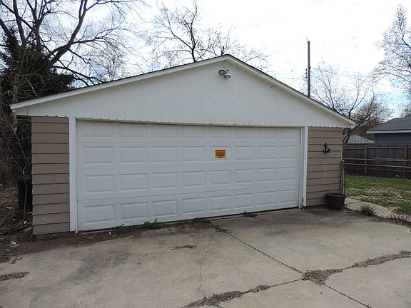 Detached garage