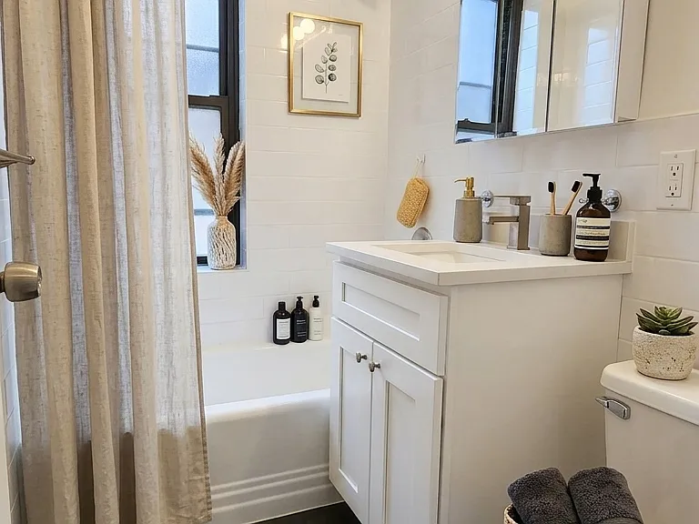 162 E 55th St #5B — Photo 4