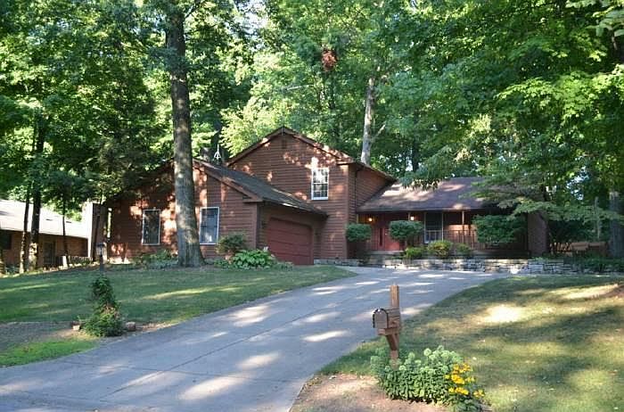 Front Yard - house is now a lighter color