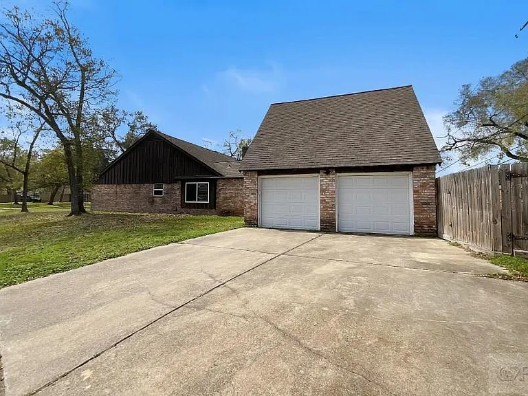 443 Bayou View Dr — Photo 3