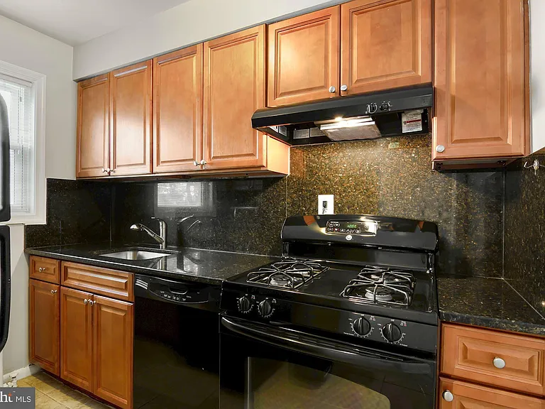 1410 N Quinn St #7 — Photo 6