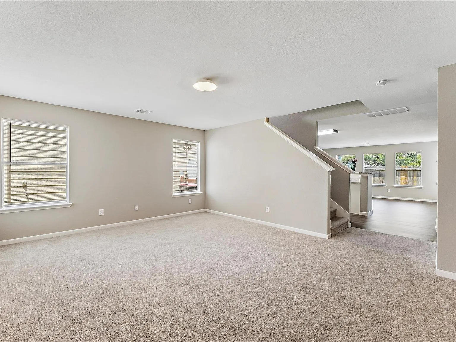 3 bed, 2.0 bath, 1966 sqft, $1,900 — Photo 3
