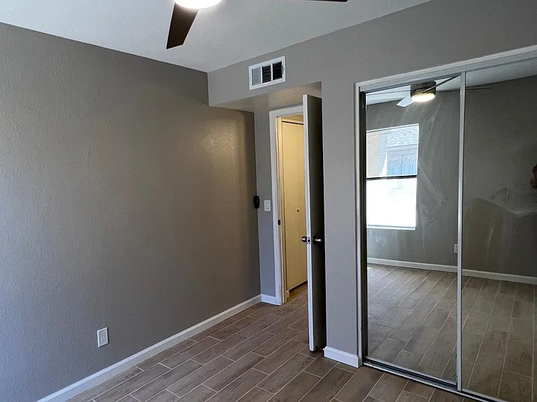 2851 E Capri Cir — Photo 3