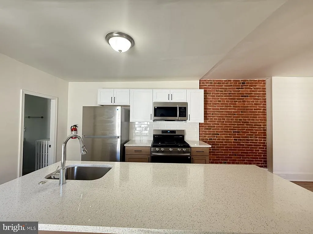 4 bed, 1.0 bath, 2515 sqft, $2,150 — Photo 4