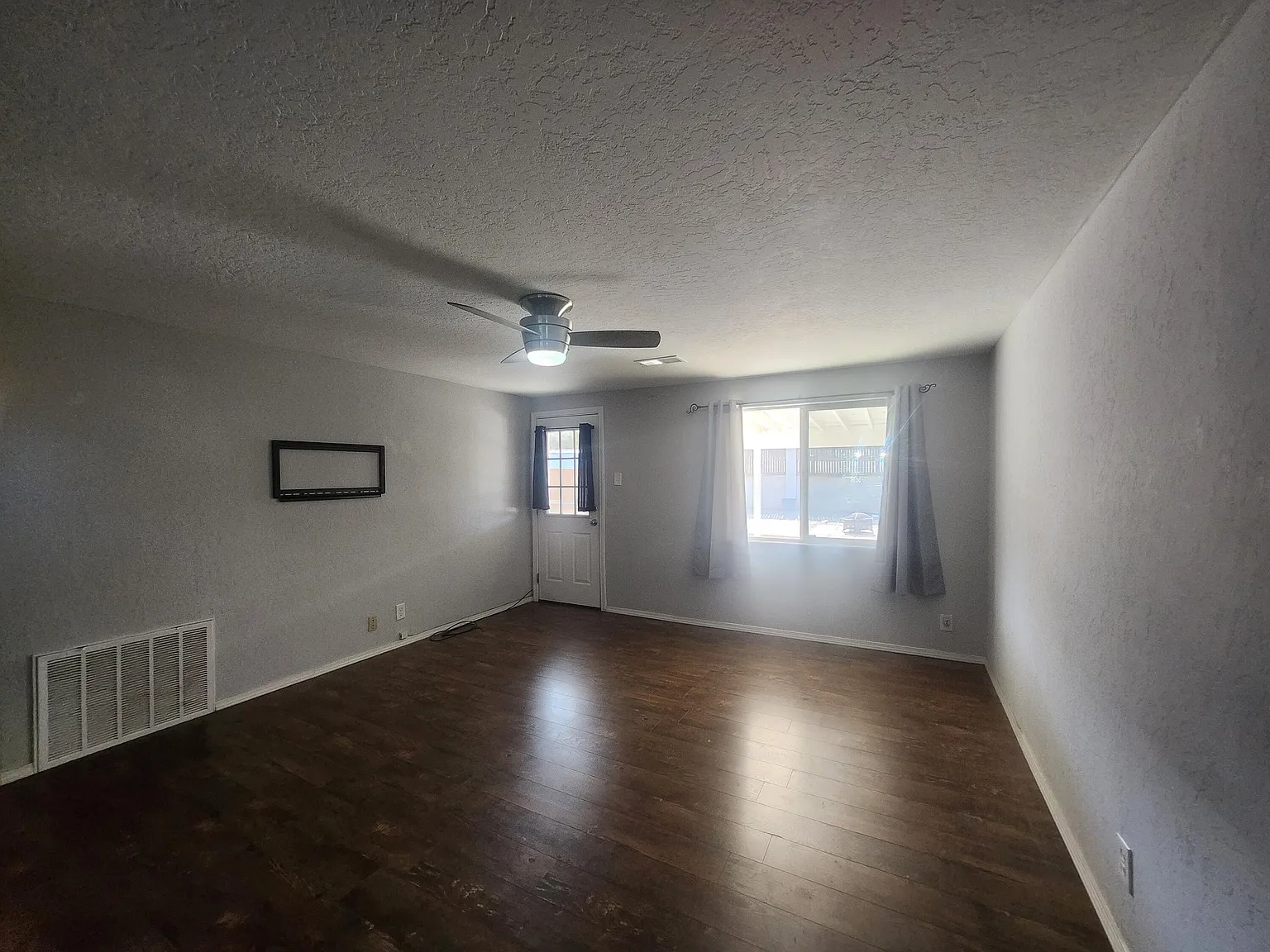 3 bed, 2.0 bath, 1014 sqft, $1,900 — Photo 4