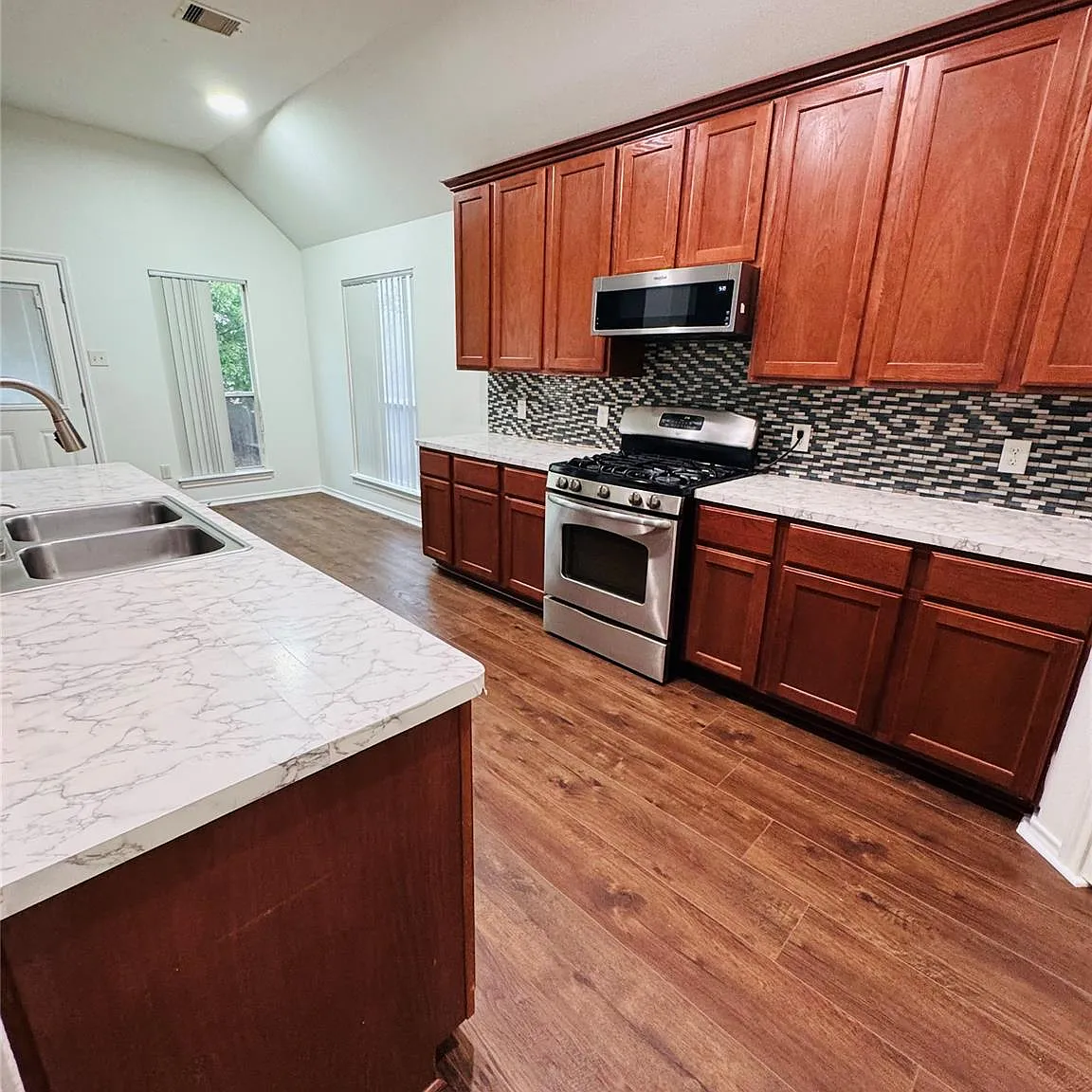 4 bed, 2.0 bath, 2064 sqft, $2,200 — Photo 3