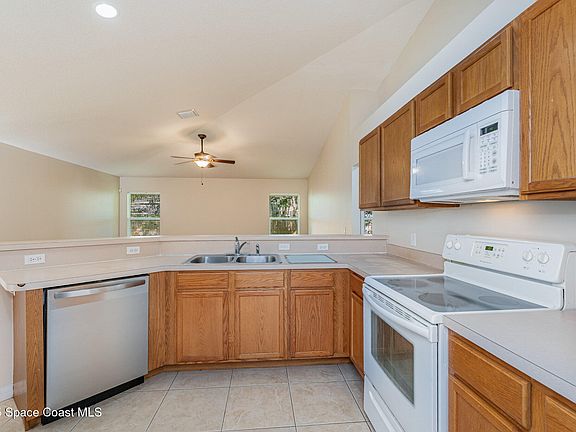 3rd image of 2861 Emerson Dr SE