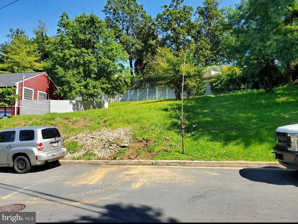 2nd image of 3256 O St SE
