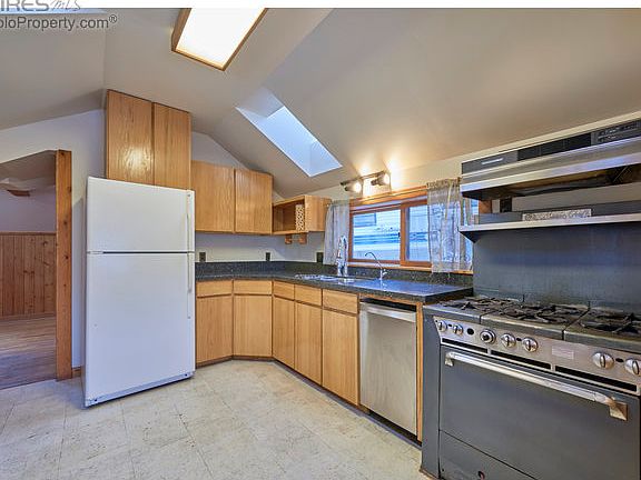 Kitchen w/gourmet gas range oven