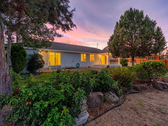 4th image of 1128 SW Rimrock Way