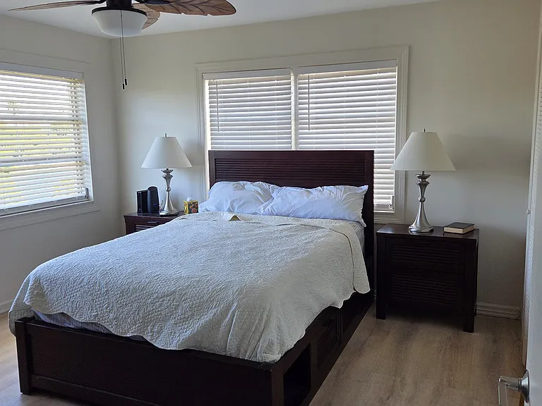Bedroom, view from entryway
